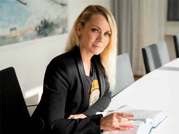 Familjerättjurist Caroline Karlsson på sitt kontor. 
