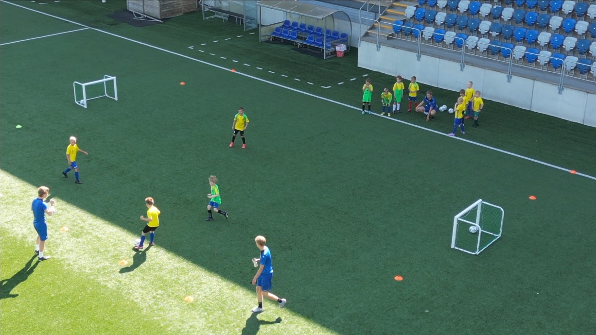 Ungdomar spelar fotboll på Kopparvallen