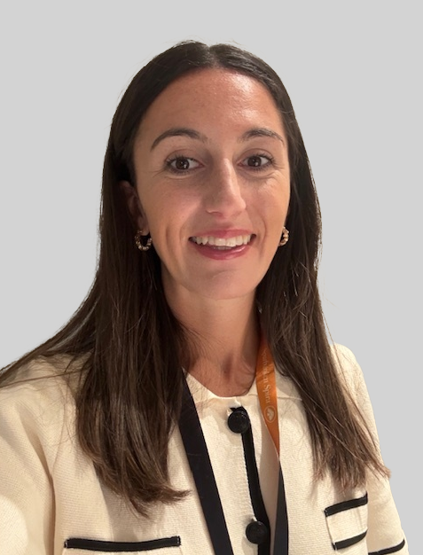 En porträttbild på privatrådgivaren Ida. Hon ler mot kameran.