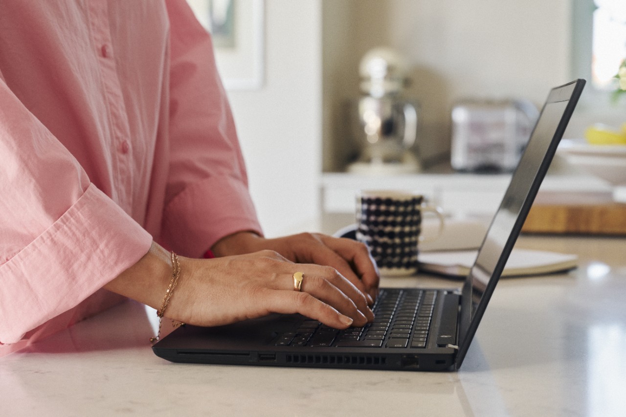 Kvinnan arbetar vid sin dator.