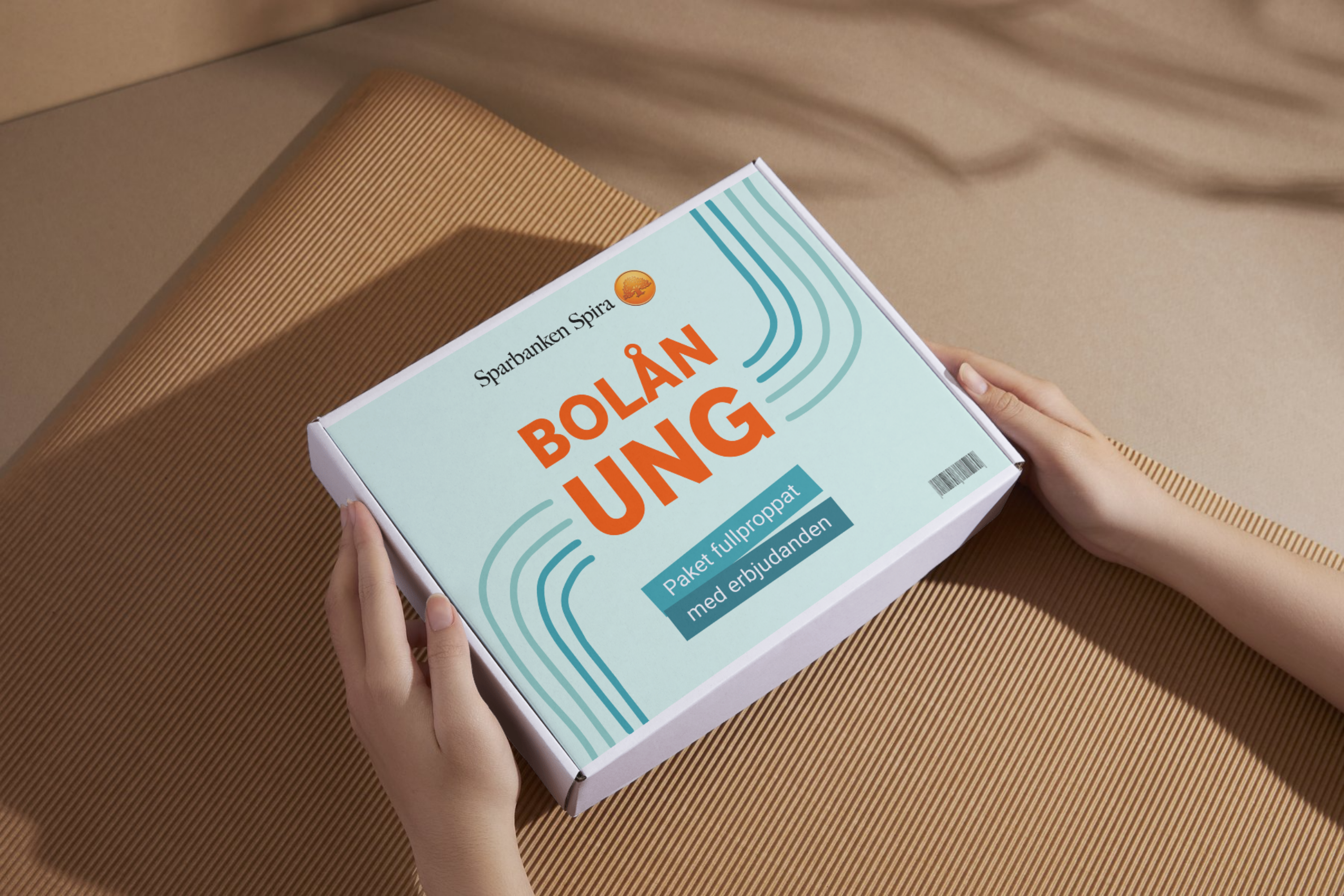 Händer som håller i ett paket med texten "Bolån Ung - paket fullproppat med erbjudanden"