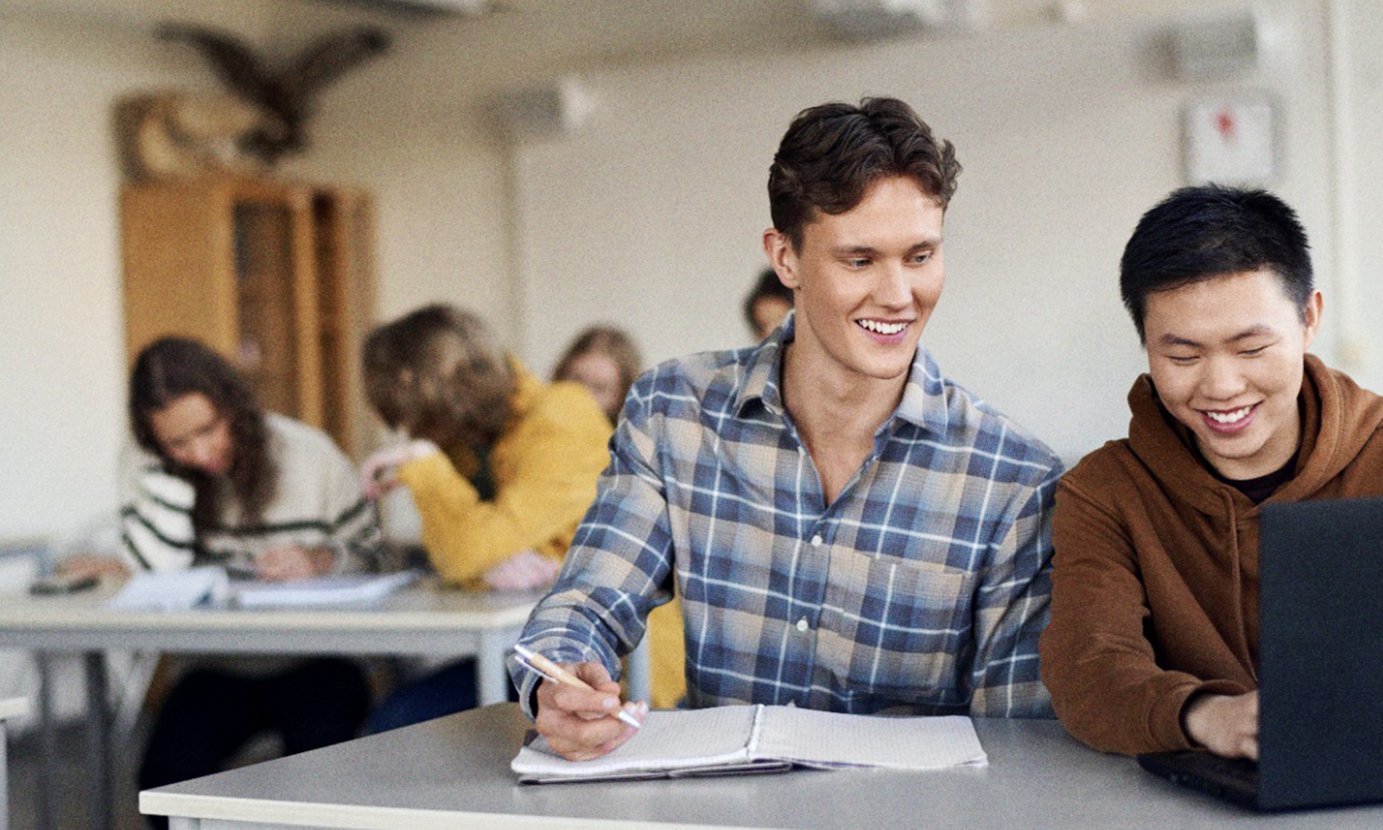 Studenterna sitter och pluggar