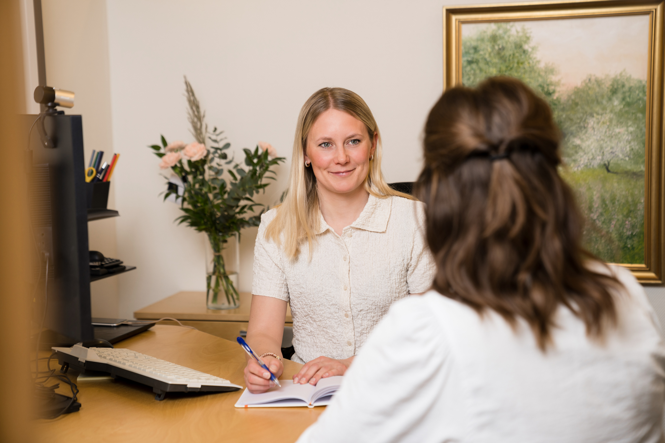 Privatrådgivare Linnea har ett rådgivningsmöte med kund