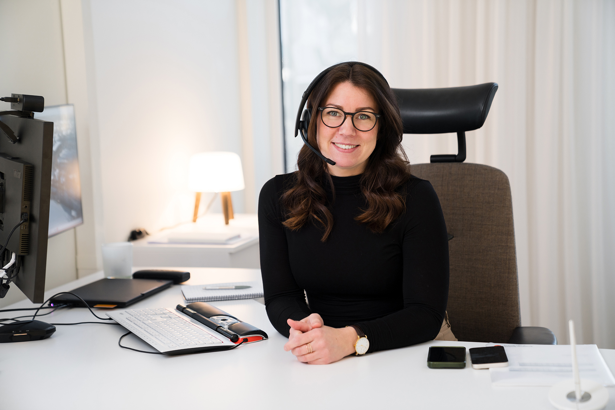 Privatrådgivare Emelie pratar i headset